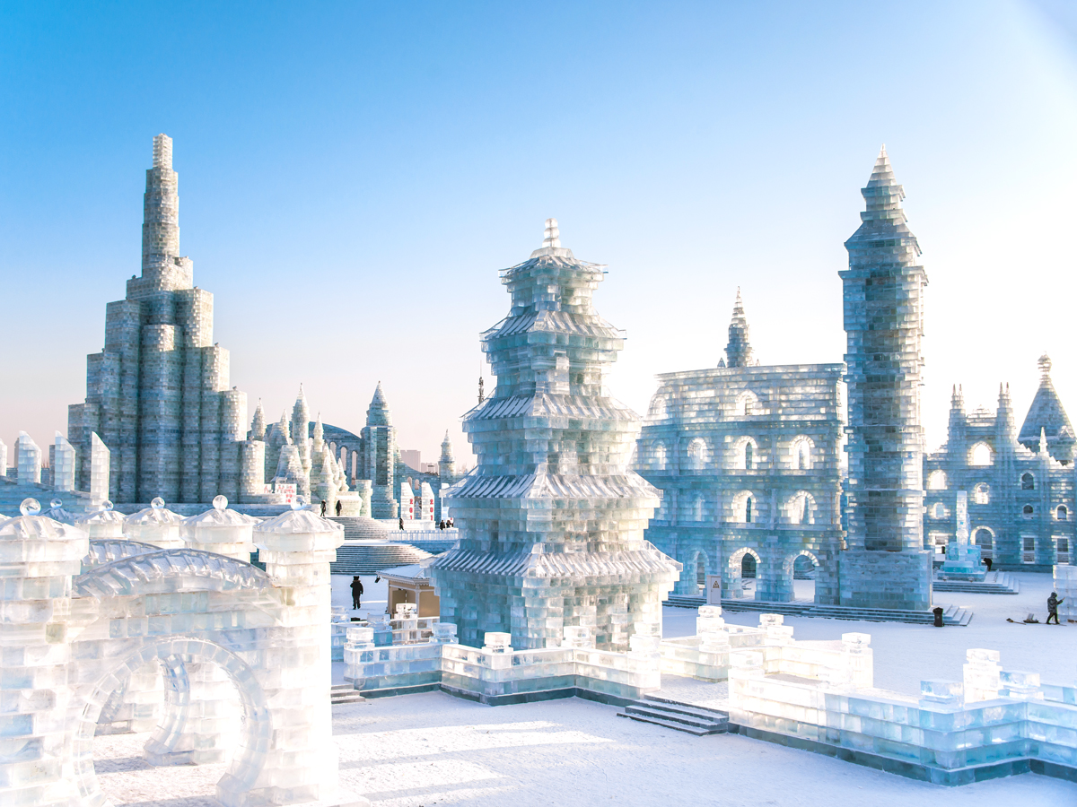 La « ville de glace » magique de Chine attire des visiteurs du monde entier