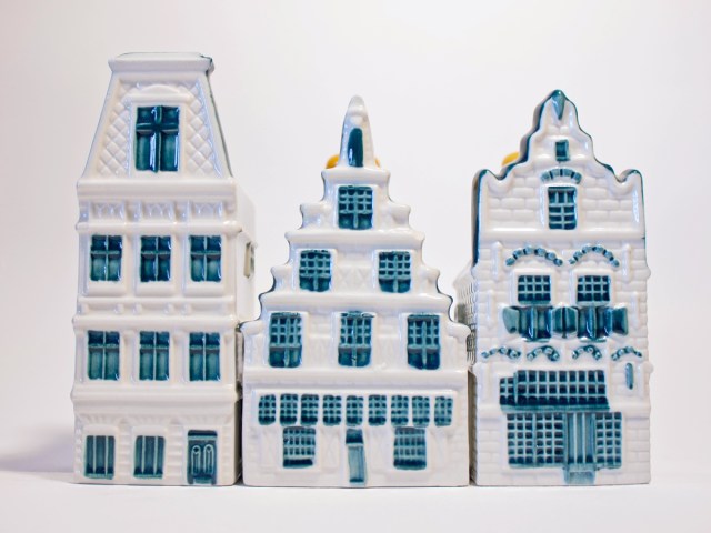 Collection de maisons de Delft miniatures offertes aux passagers de la classe affaires KLM