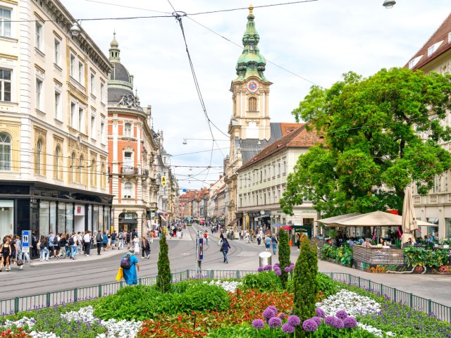 Fleurs le long d'une rue animée à Graz, Autriche