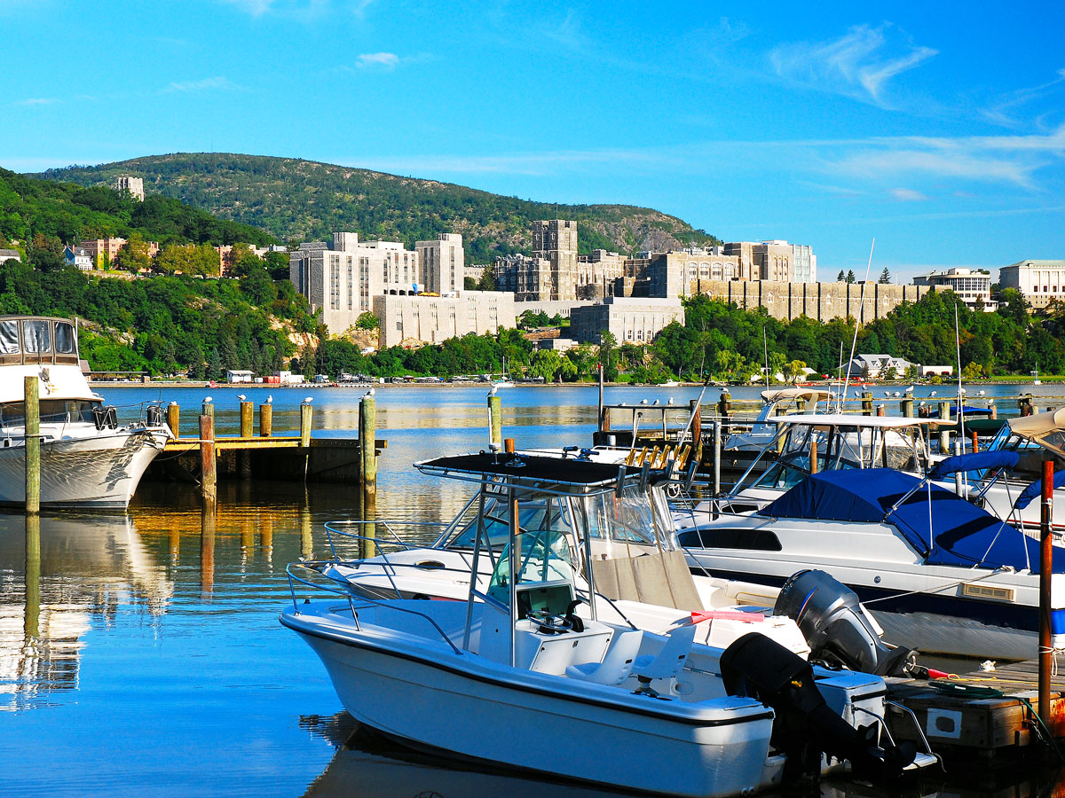 Bateaux dans le port sur la rivière Hudson à West Point, New York