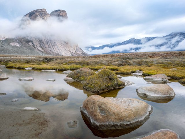 Paysage brumeux de l'île Baffin, Canada