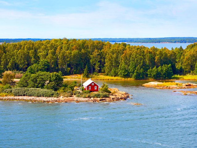 Vue aérienne d'une cabane dans les îles Åland, Finlande