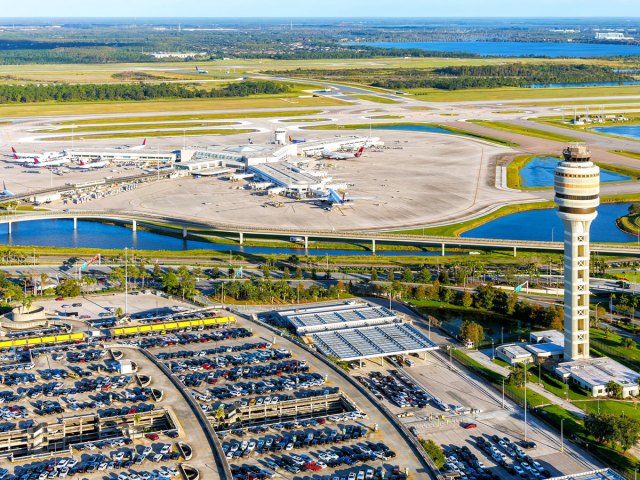 Vue aérienne de l'aéroport international d'Orlando en Floride
