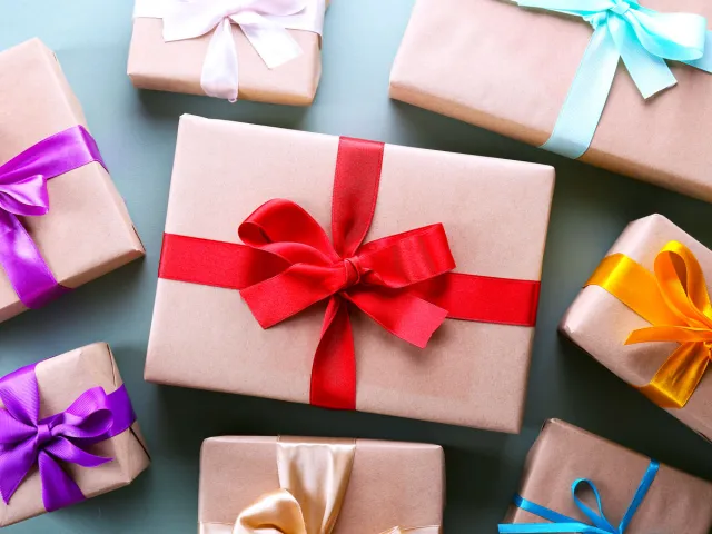 Cadeaux emballés avec des nœuds sur une table