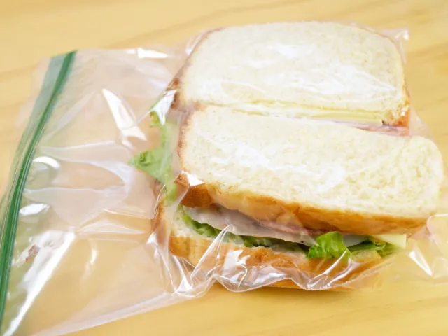 Sandwich dans un sac plastique