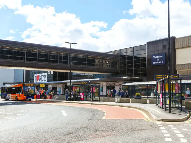 Zone de dépose du terminal 3 à l'aéroport de Manchester en Angleterre