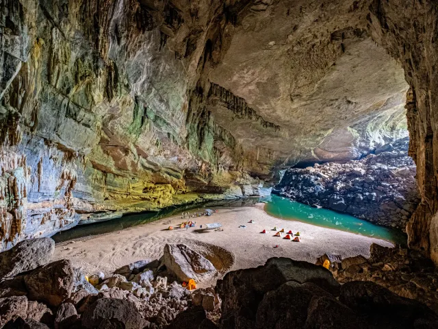 Lumière pénétrant dans la massive grotte de Son Doong au Vietnam
