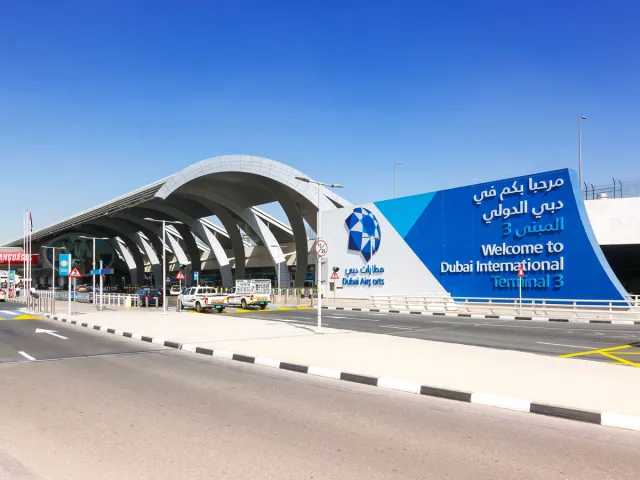 Zone de dépose des passagers à l'aéroport international de Dubaï