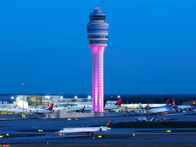Tour de contrôle et avions taxiant à l'aéroport international Hartsfield-Jackson