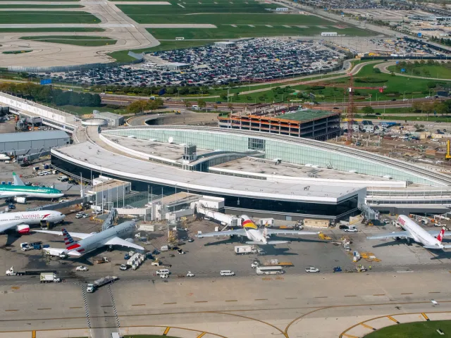 Vue aérienne du terminal 5 de l'aéroport international O'Hare de Chicago