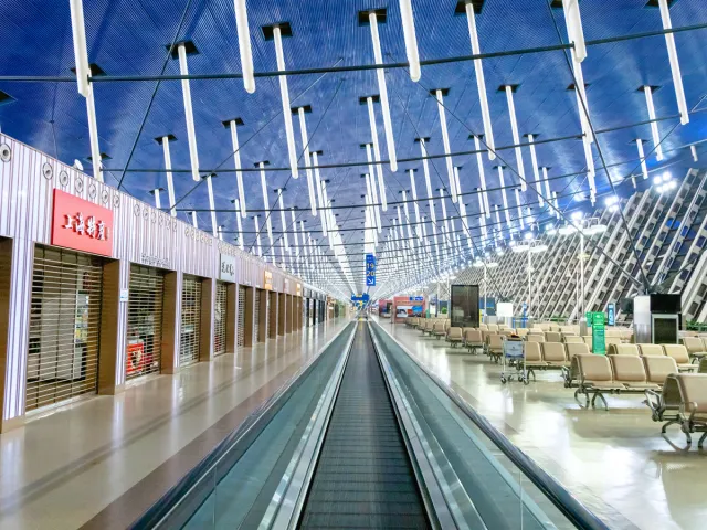 Couloir de marche et zones d'attente à l'aéroport de Shanghai Pudong