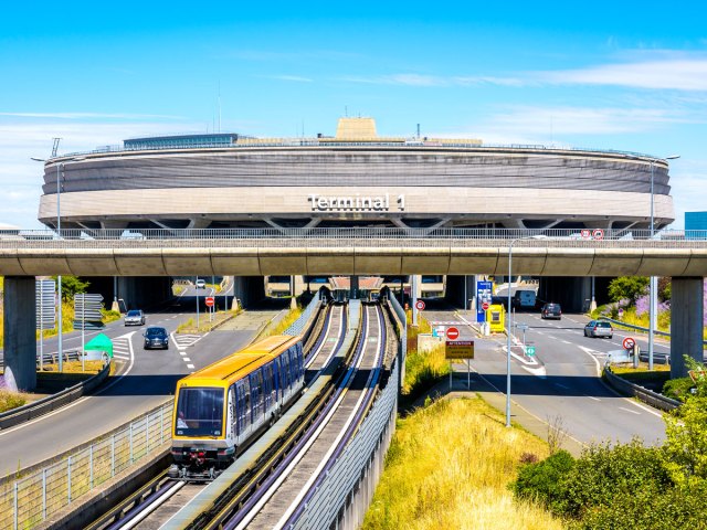 Tram et route vers le terminal 1 à l'aéroport Charles de Gaulle de Paris