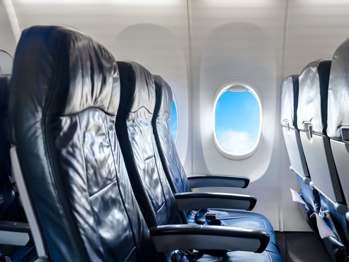 Rangée de trois sièges d'avion vides