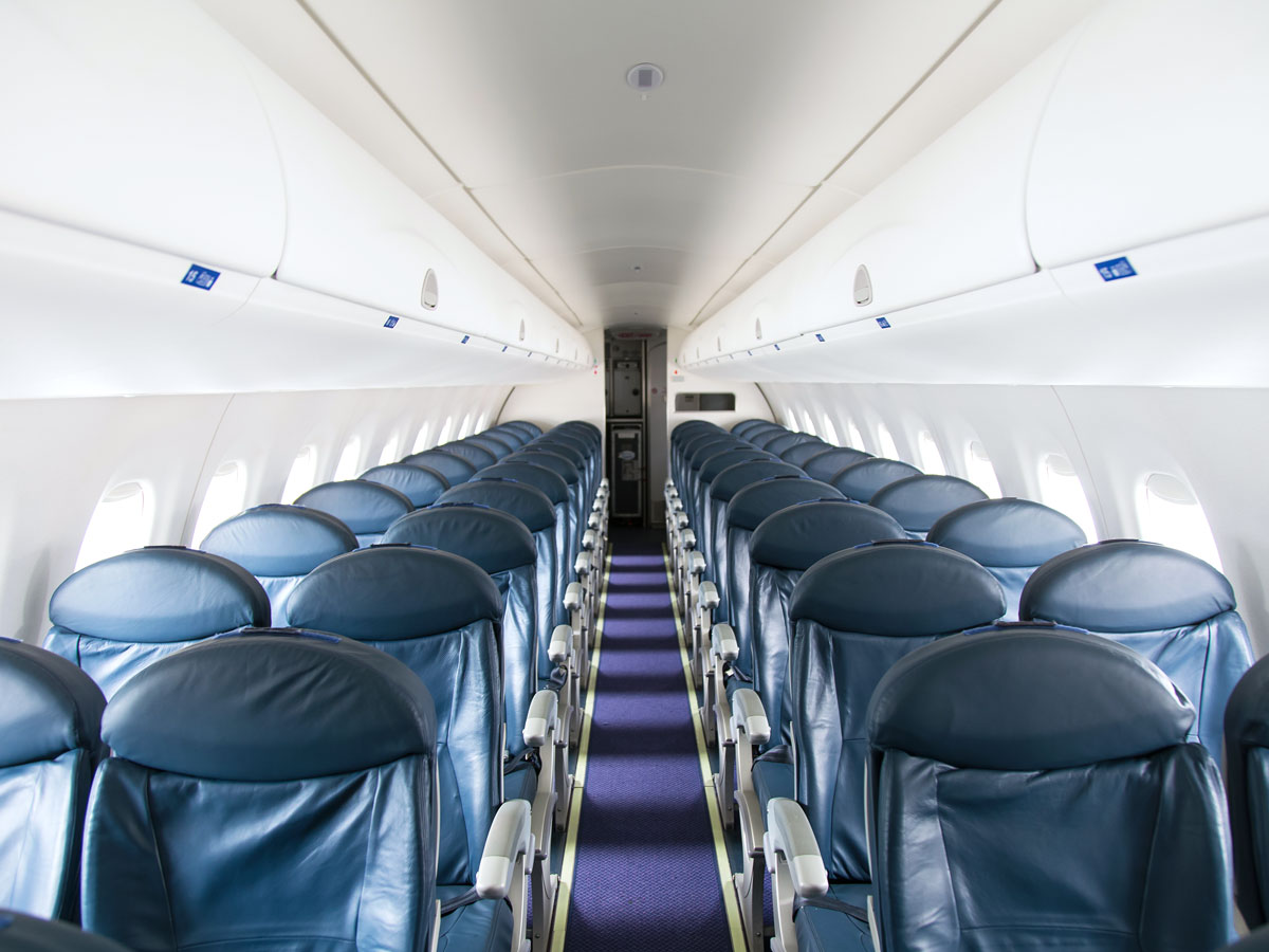 Cabine d'avion régional avec sièges deux par deux