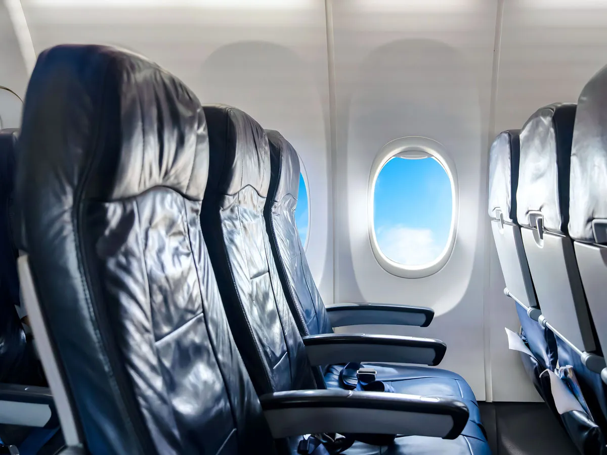 Personne n’aime le siège du milieu – alors pourquoi les avions en ont-ils ?
